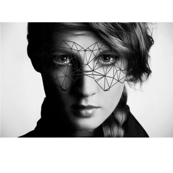 Czarna maska winylowa Bijoux Indiscrets Mask, wzór Kristine