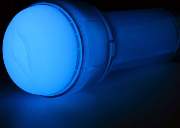 Masturbator Kiiroo FeelGlow z półprzezroczystą osłonką, wejściem w kształcie pochwy i przezroczystą obudową