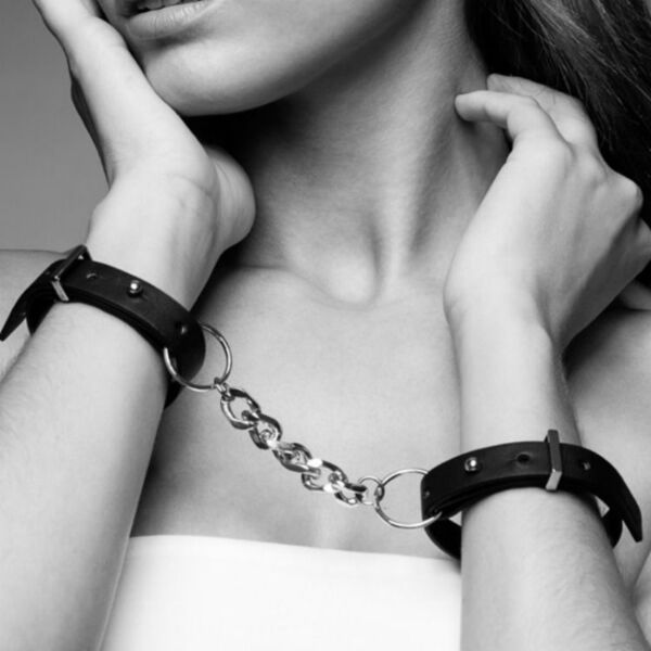 Kajdanki Maze Thin Handcuffs od Bijoux Indiscrets w kolorze czarnym, z dwiema opaskami i łańcuszkiem