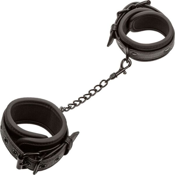 Czarne kajdanki na nadgarstki CalExotics Nocturnal Wrist Cuffs z metalowym łańcuszkiem