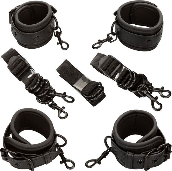 Zestaw do krępowania na łóżko Nocturnal Collection Bed Restraints od CalExotics z czarnymi kajdankami i pasami
